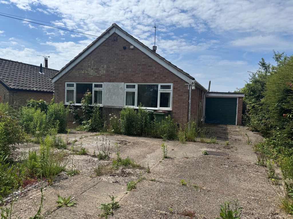 Lot: 71 - WATER DAMAGED DETACHED BUNGALOW - Front of property